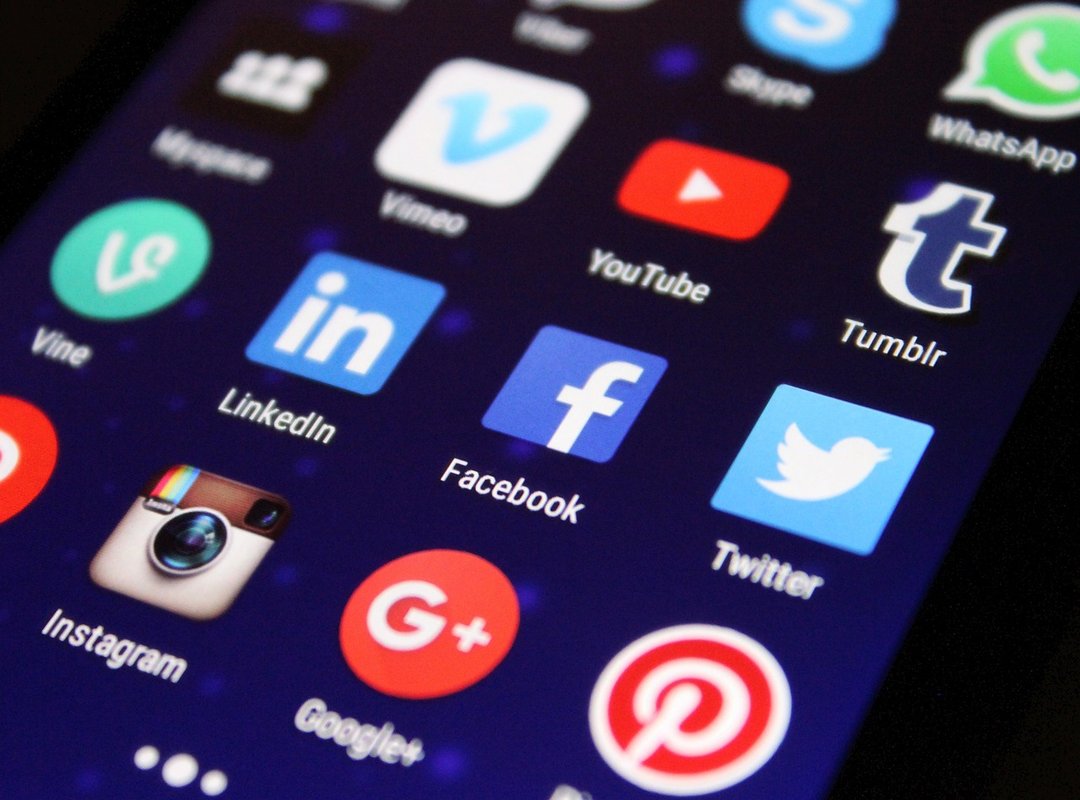 Sharing and Using Humorous GIFs on Social Media